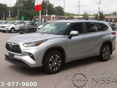 Used 2023 Toyota Highlander XLE FWD image 3