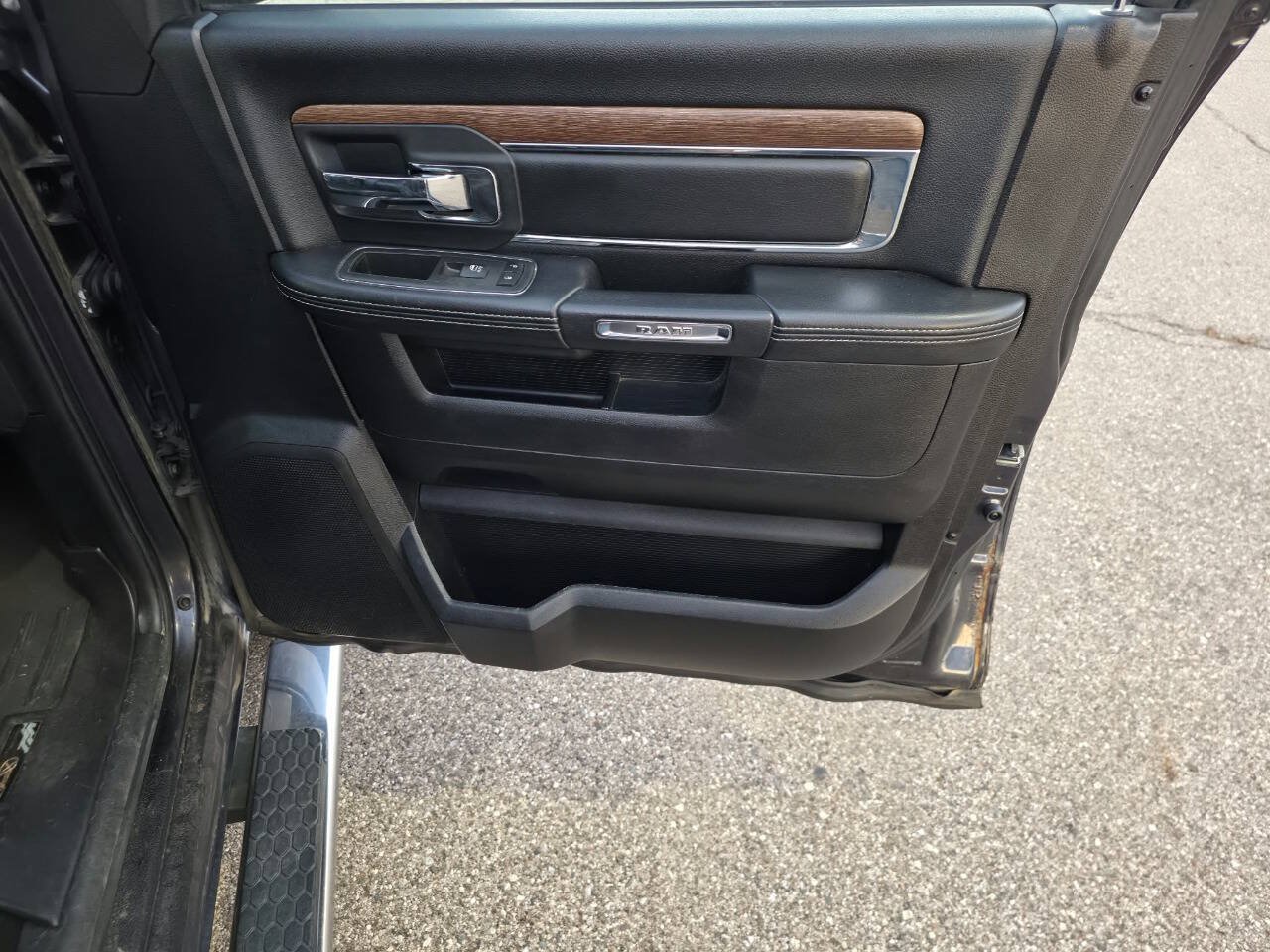 Used 2015 RAM 1500 Laramie w/ Convenience Group AWD/4WD image 18