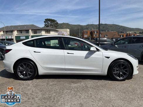 Used 2023 Tesla Model 3 Standard Range image 3