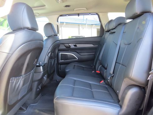 Used 2022 Kia Telluride EX w/ Towing Package image 16