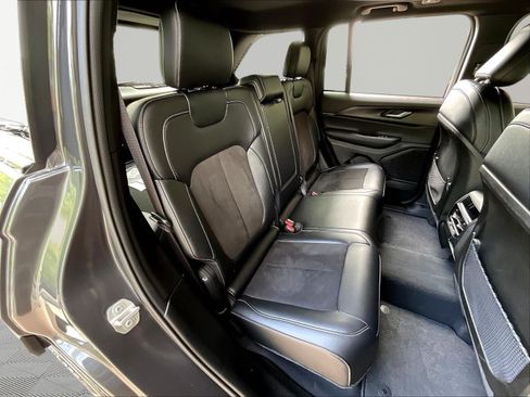Used 2023 Jeep Grand Cherokee Altitude AWD/4WD image 24