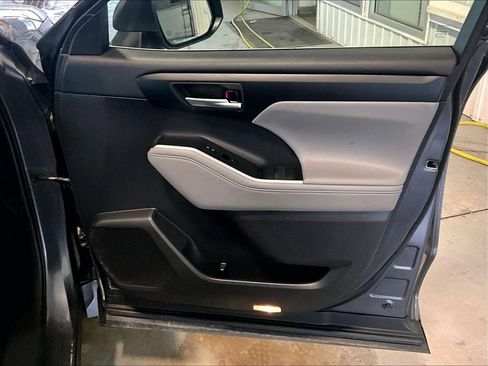 Used 2021 Toyota Highlander XLE AWD/4WD image 12