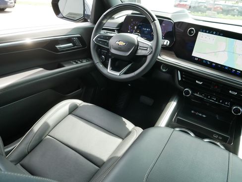 Used 2025 Chevrolet Tahoe Premier AWD/4WD image 9