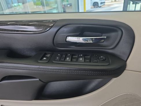 Used 2013 Dodge Grand Caravan Crew FWD image 12