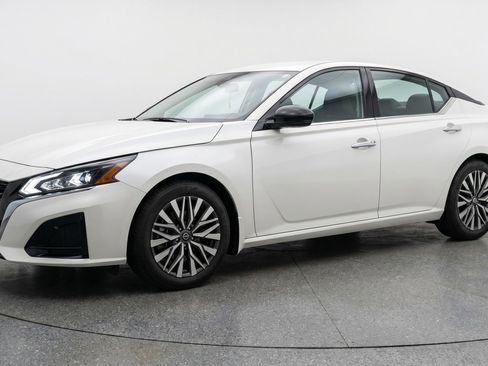 Used 2025 Nissan Altima 2.5 SV FWD image 3
