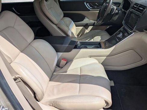 Used 2017 Lincoln Continental Select image 19