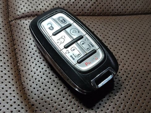 Used 2017 Chrysler Pacifica Limited FWD image 32