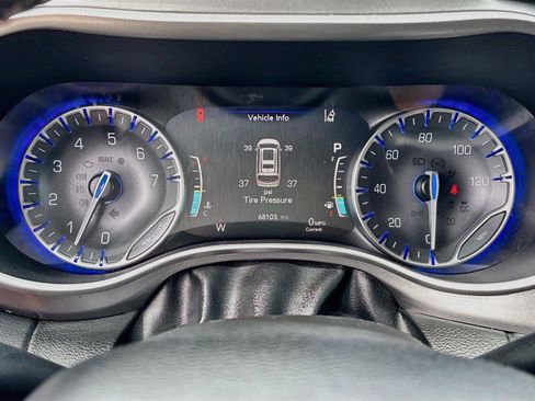 Used 2023 Chrysler Pacifica Touring-L FWD image 12