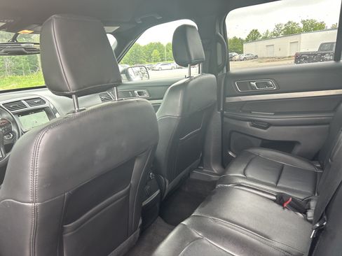 Used 2018 Ford Explorer XLT w/ Equipment Group 202A AWD/4WD image 13
