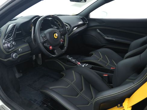 Used 2017 Ferrari 488 GTB RWD image 2