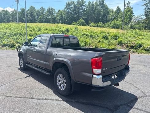 Used 2016 Toyota Tacoma SR5 w/ SR5 Appearance Package (SN) AWD/4WD image 7