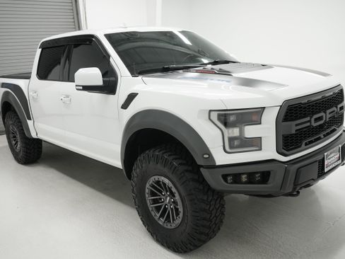 Used 2019 Ford F150 Raptor w/ Equipment Group 802A Luxury AWD/4WD image 3