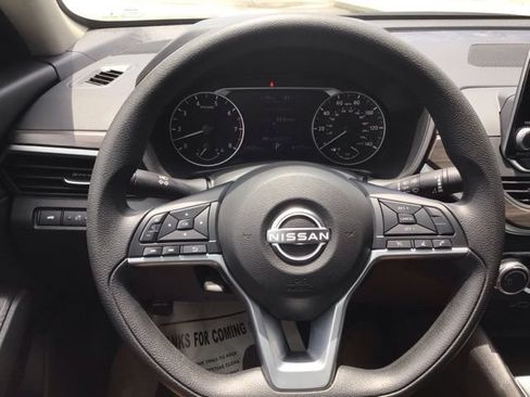Used 2025 Nissan Altima 2.5 SV FWD image 11
