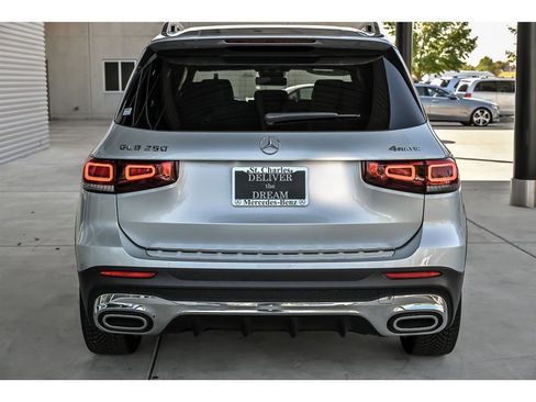 Used 2022 Mercedes-Benz GLB 250 4MATIC image 7