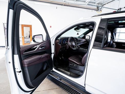 Used 2023 Cadillac Escalade V w/ LPO, ONYX Package image 37