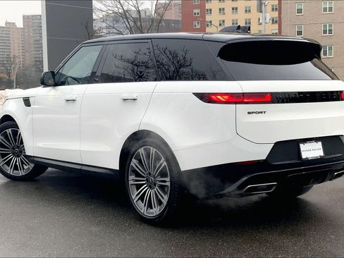 Used 2024 Land Rover Range Rover Sport SE image 11