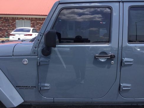 Used 2014 Jeep Wrangler Unlimited Sahara w/ Connectivity Group AWD/4WD image 19