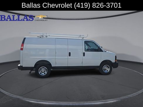 Used 2018 Chevrolet Express 2500 w/ Driver Convenience Package RWD image 9