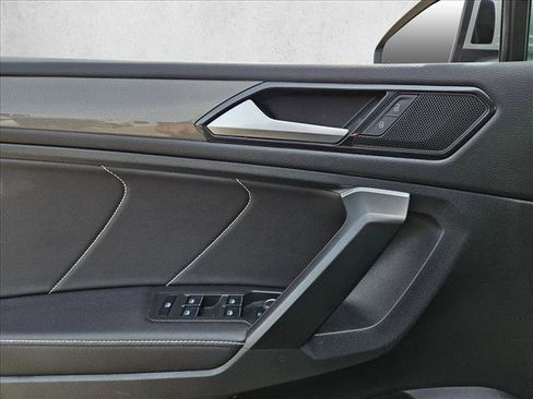 Used 2023 Volkswagen Tiguan SE w/ Panoramic Sunroof Package image 9