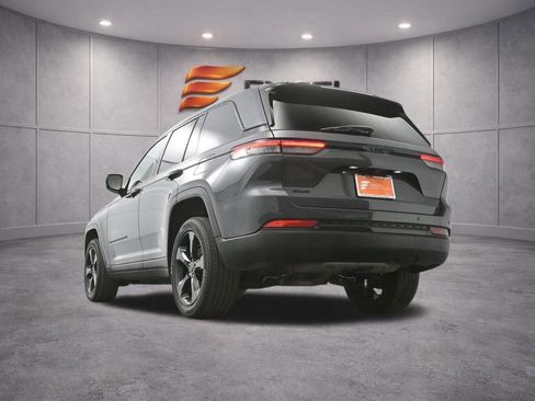 Used 2022 Jeep Grand Cherokee Altitude AWD/4WD image 41