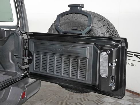 Used 2024 Jeep Wrangler Unlimited Rubicon w/ Dual Top Group AWD/4WD image 38