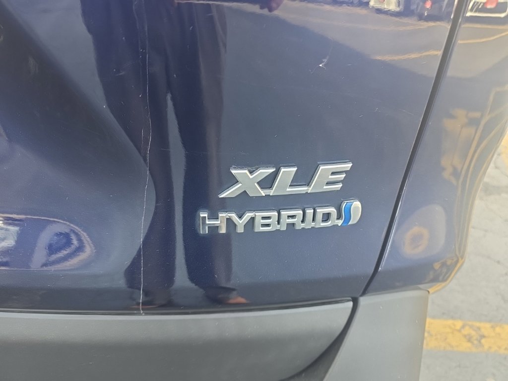 Used 2022 Toyota RAV4 XLE Premium AWD/4WD image 5