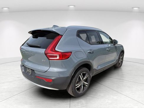 Used 2023 Volvo XC40 B4 Core w/ Convenience Package FWD image 4
