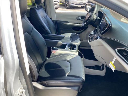 Used 2024 Chrysler Pacifica Touring-L AWD/4WD image 24