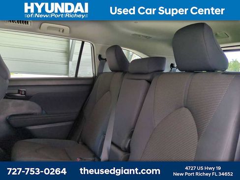 Used 2023 Toyota Highlander LE FWD image 16