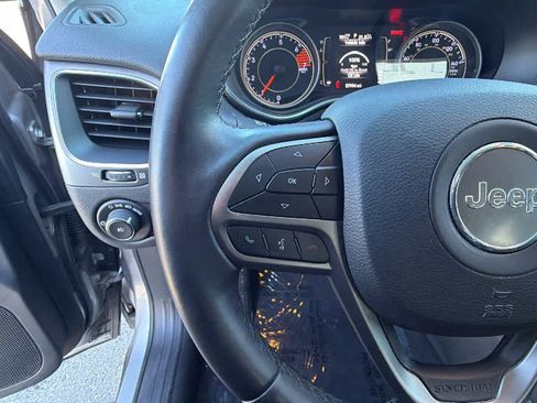 Used 2020 Jeep Cherokee Latitude Plus image 18