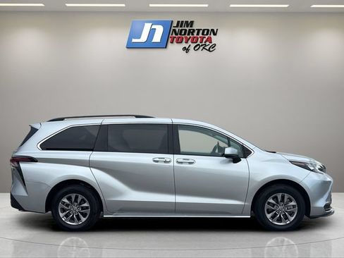 Used 2024 Toyota Sienna LE w/ LE Plus Package FWD image 4
