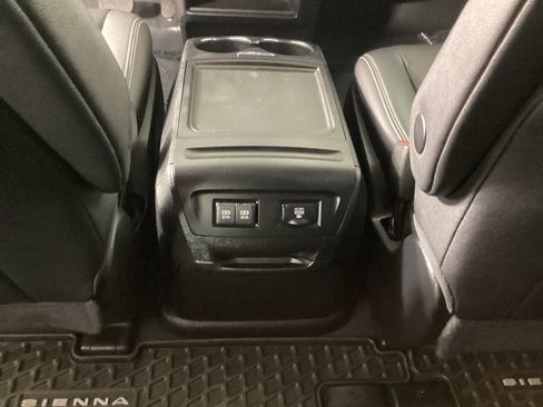 Used 2020 Toyota Sienna SE FWD image 31
