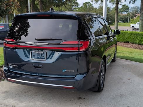 Used 2023 Chrysler Pacifica Limited FWD image 10