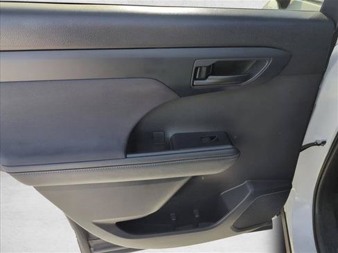 Certified 2024 Toyota Highlander LE FWD image 8