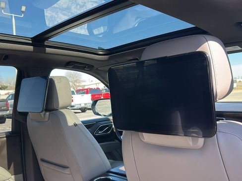 Used 2021 Chevrolet Suburban Z71 w/ Z71 Signature Package image 12