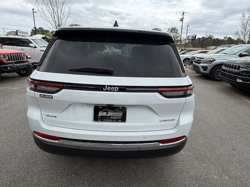 Certified 2024 Jeep Grand Cherokee Laredo AWD/4WD image 9