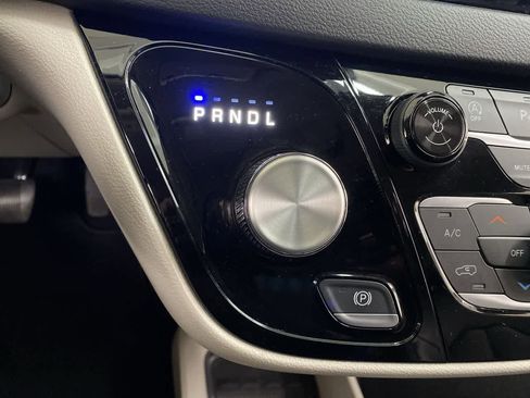 Used 2023 Chrysler Pacifica Touring-L image 25