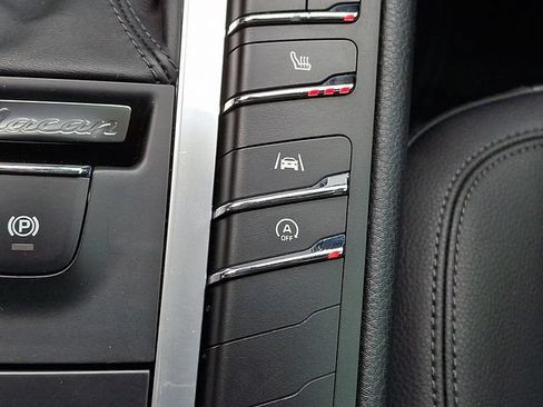 Certified 2021 Porsche Macan AWD/4WD image 28