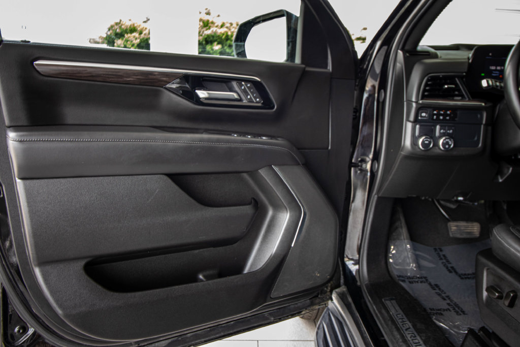 Used 2025 Chevrolet Suburban LT RWD image 20