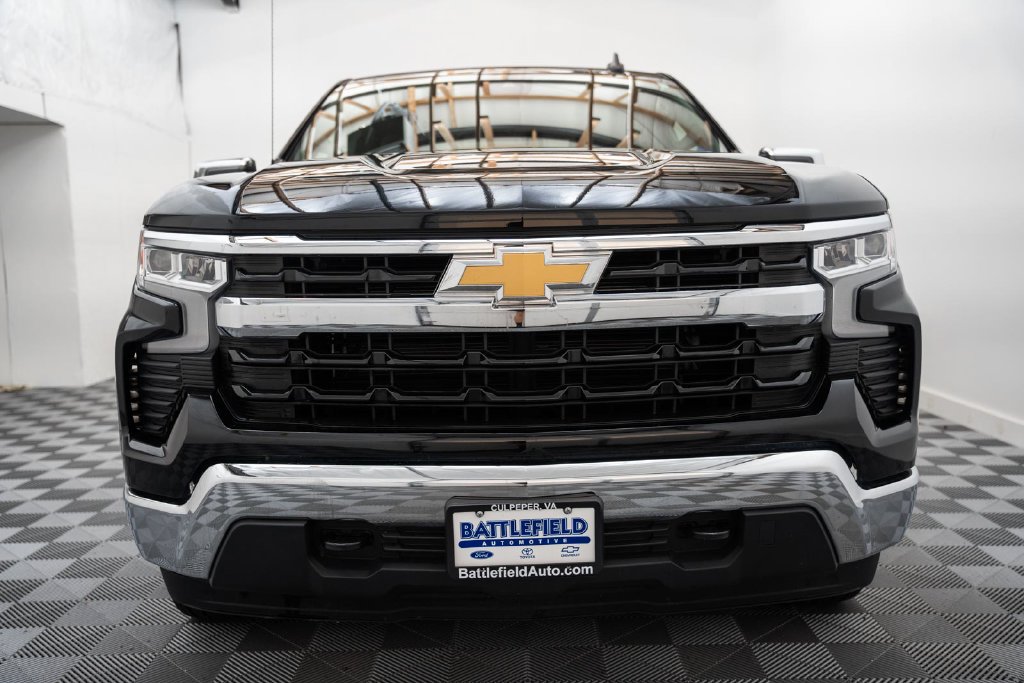 Used 2025 Chevrolet Silverado 1500 LT AWD/4WD image 2