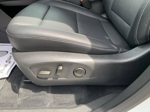 Used 2025 Chevrolet Traverse LT FWD image 23