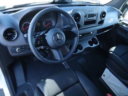 Used 2025 Mercedes-Benz Sprinter 2500 image 10