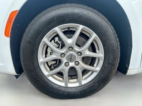 Used 2024 Chrysler Pacifica Touring-L FWD image 31