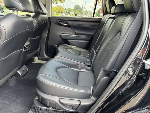 Used 2022 Toyota Highlander XLE AWD/4WD image 18