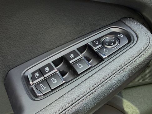 Certified 2025 Porsche Macan AWD/4WD image 17