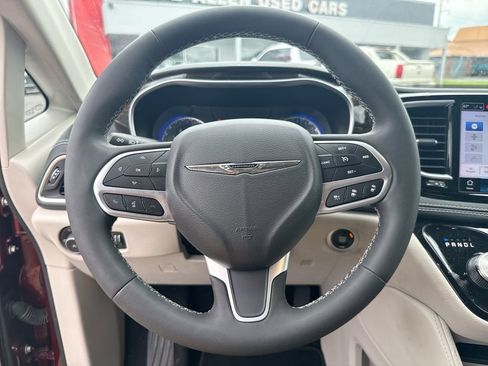 Used 2023 Chrysler Pacifica Limited AWD/4WD image 25