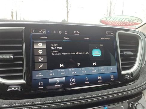 Used 2022 Chrysler Pacifica Touring-L image 15