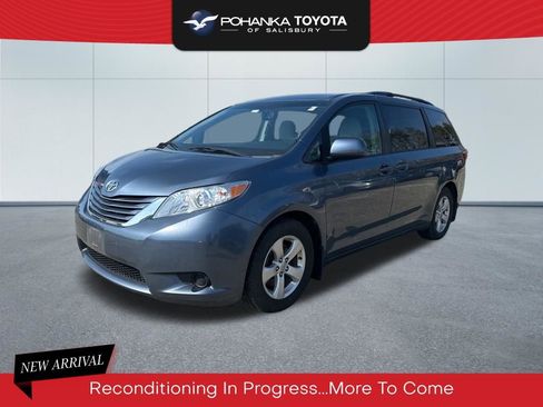 Used 2017 Toyota Sienna LE image 1