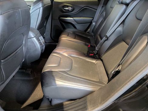 Used 2019 Jeep Cherokee Latitude Plus w/ Cold Weather Group AWD/4WD image 18