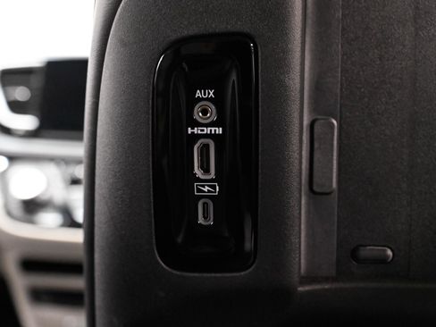 Used 2023 Chrysler Pacifica Touring-L w/ Uconnect Theater Family Group FWD image 46